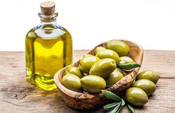 Pflegen Sie trockenes Haar mit Olivenöl