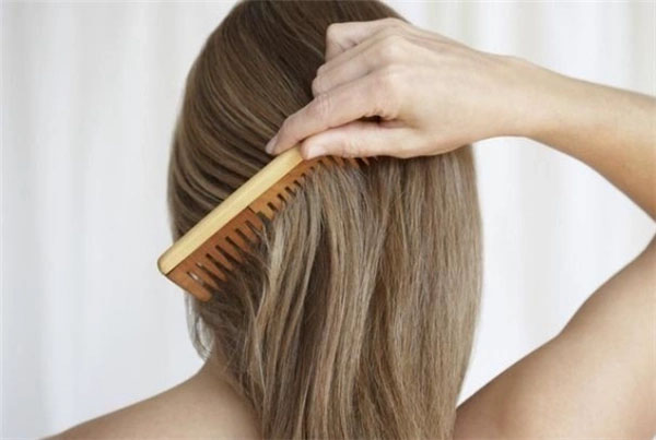 Chải tóc giúp cho da đầu thư giãn, tăng tuần hoàn máu trên da đầu