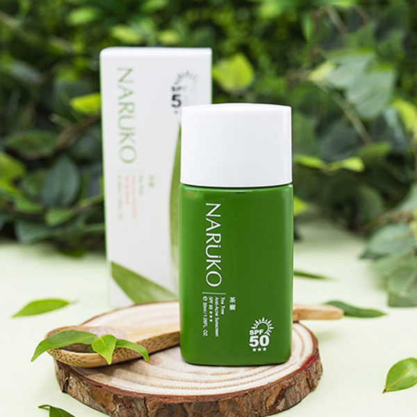 Kem chống nắng Naruko Tea Tree Anti-Acne Sunscreen có thiết kế màu xanh lá cây nổi bật và bắt mắt
