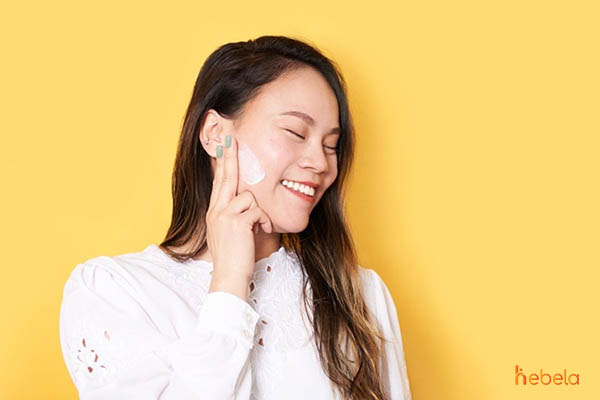 Sử dụng sản phẩm đặc trị mụn giúp làn da mềm mịn hơn