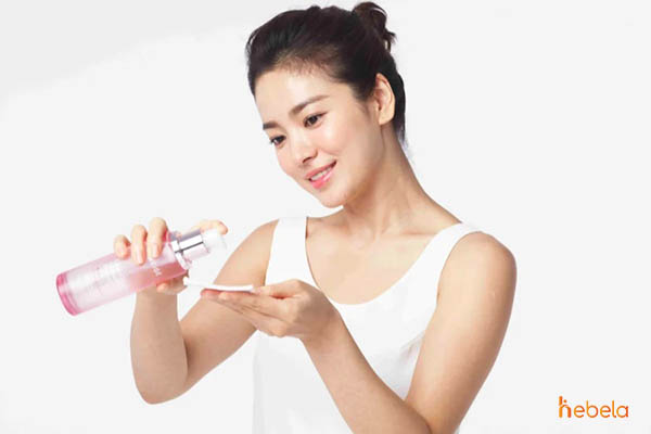Sử dụng toner giúp cân bằng pH và độ ẩm cho da