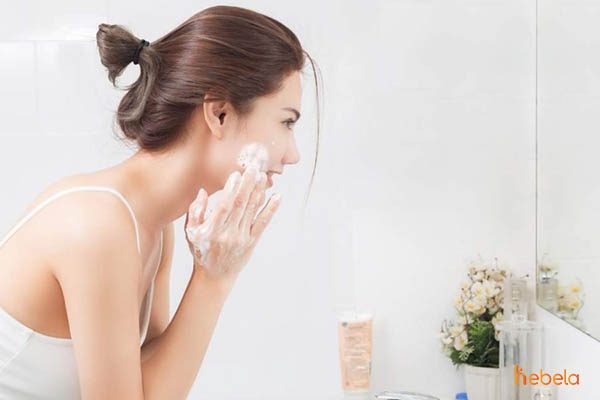 Dùng sữa rửa mặt giúp làn da sạch sâu