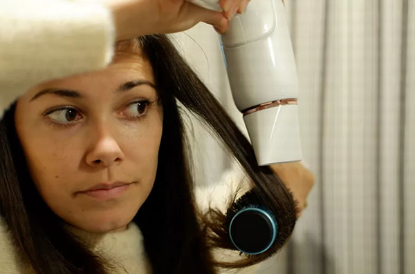 Sấy tóc bằng lược tròn cho tóc layer