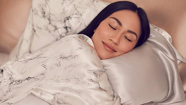 Sử dụng gối lụa hoặc satin để bảo vệ tóc và da mặt