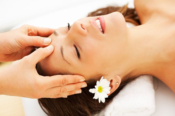 Massage da đầu thường xuyên là việc làm rất có lợi cho mái tóc, 