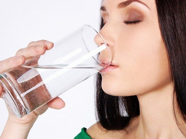 Uống đủ lượng nước cần thiết mỗi ngày là phương pháp đơn giản